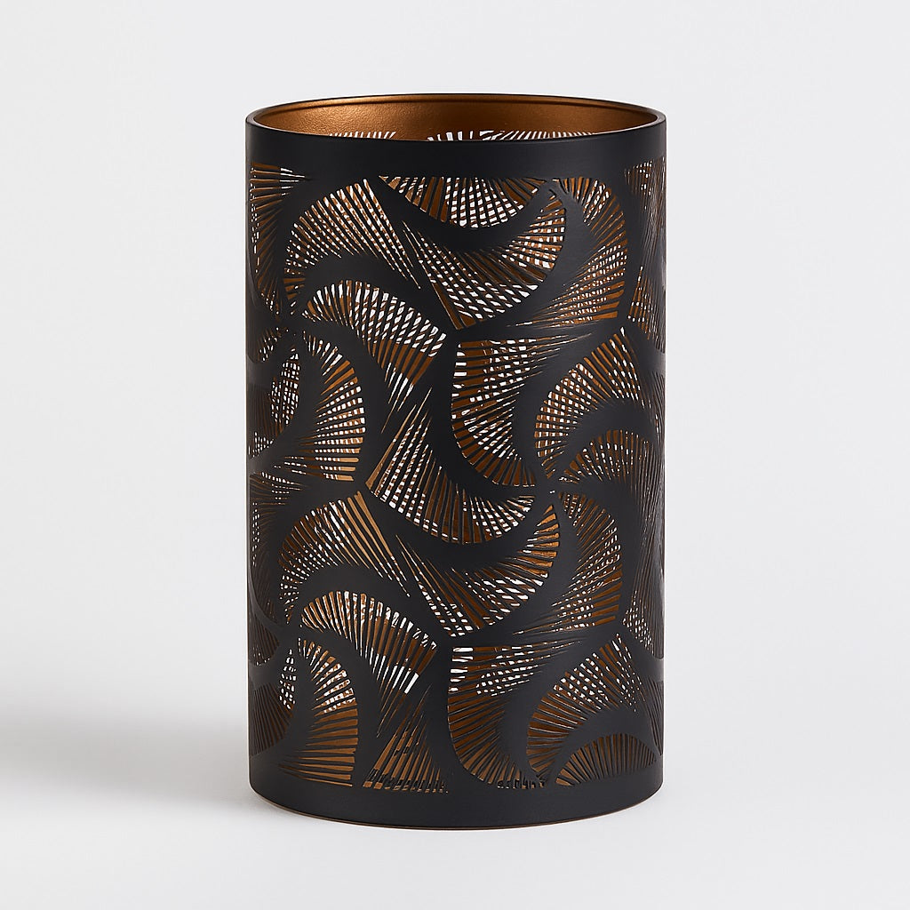 Abat-jour cylindrique métal noir ajouré, motif courbes graphiques, intérieur doré, lumière tamisée, design moderne compatible E27.