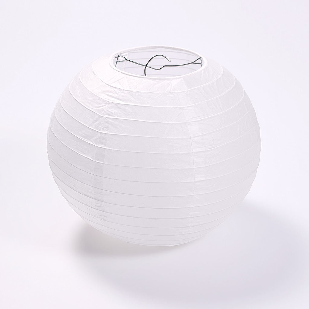 Abat-jour boule en papier blanc avec structure métallique, suspension design épuré et lumière douce pour déco zen.
