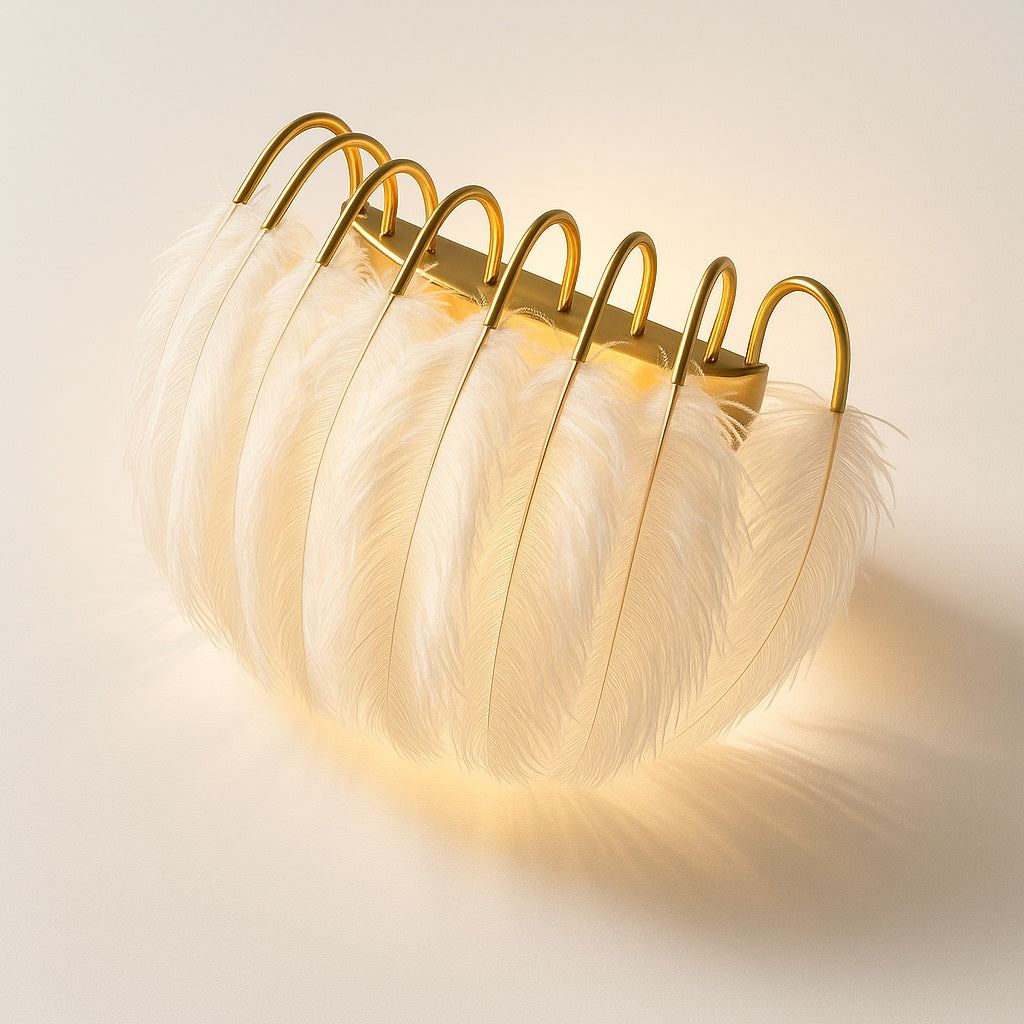 Applique Albora en plumes blanches, vue en angle avec structure dorée, lumière douce projetée en éventail