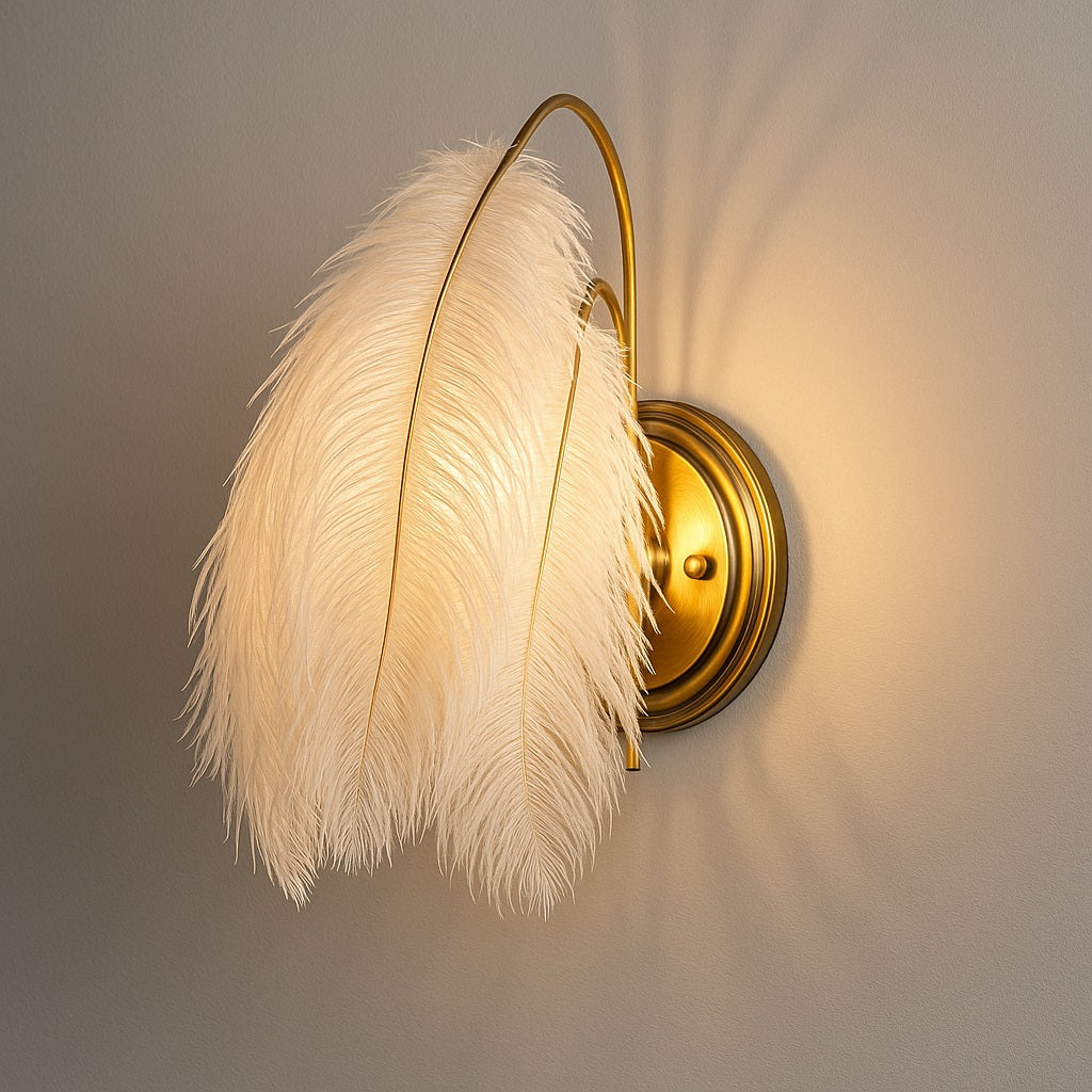 Applique Elyra avec socle rond doré, deux grandes plumes blanches formant une lampe murale élégante