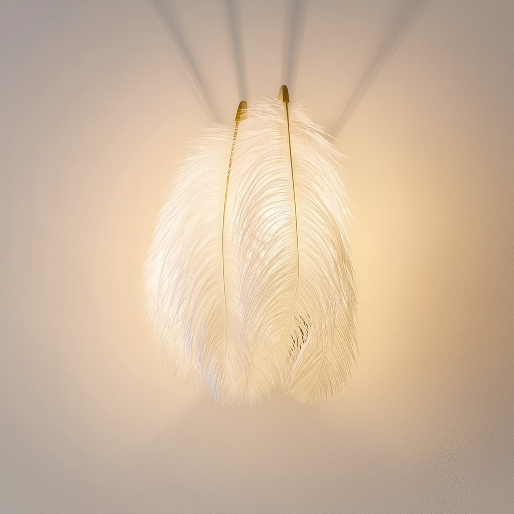 Applique Elyra blanche en deux plumes d’autruche avec tige dorée, lumière projetée au mur en haut et bas