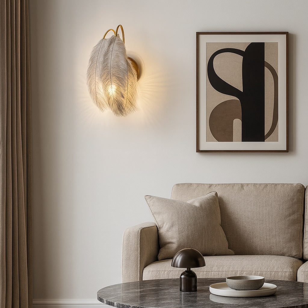 Applique murale abat-jour plume dorée, lumière douce et design élégant dans un salon moderne et apaisant.
