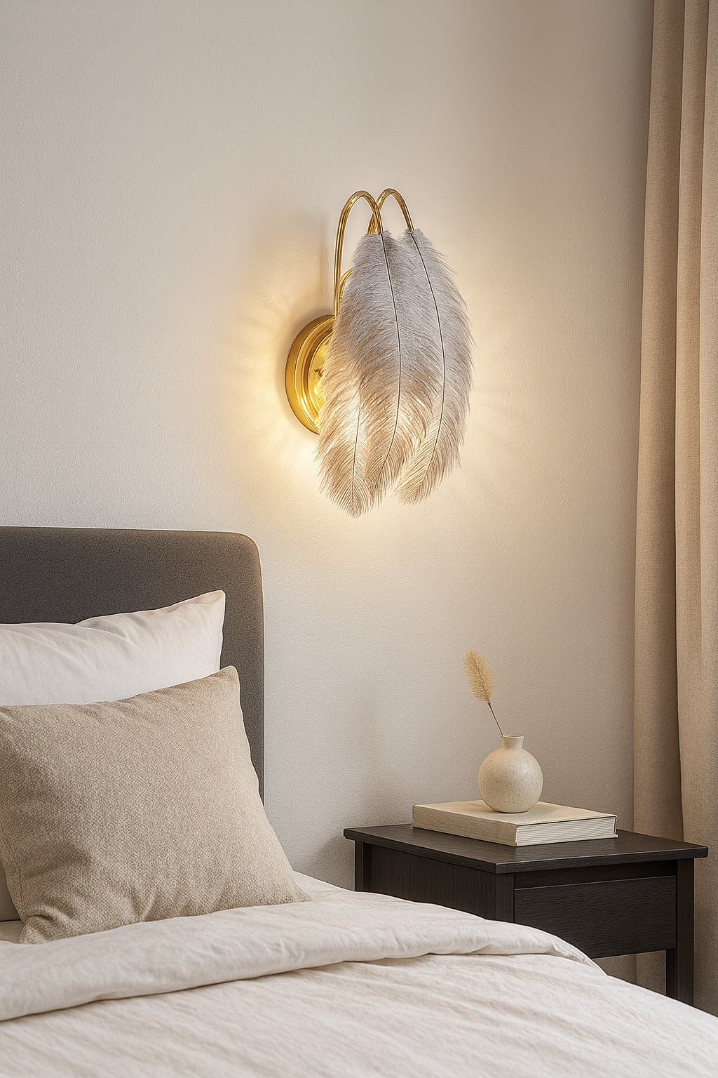 Applique murale plume dorée avec abat-jour raffiné, lumière chaude idéale pour une chambre élégante.