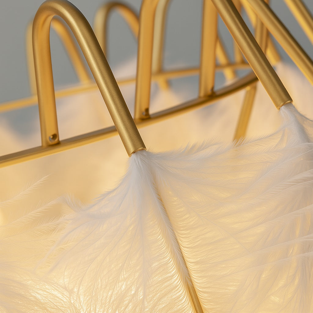 Zoom sur la structure dorée d'une applique plume avec lumière chaude et finition soignée.