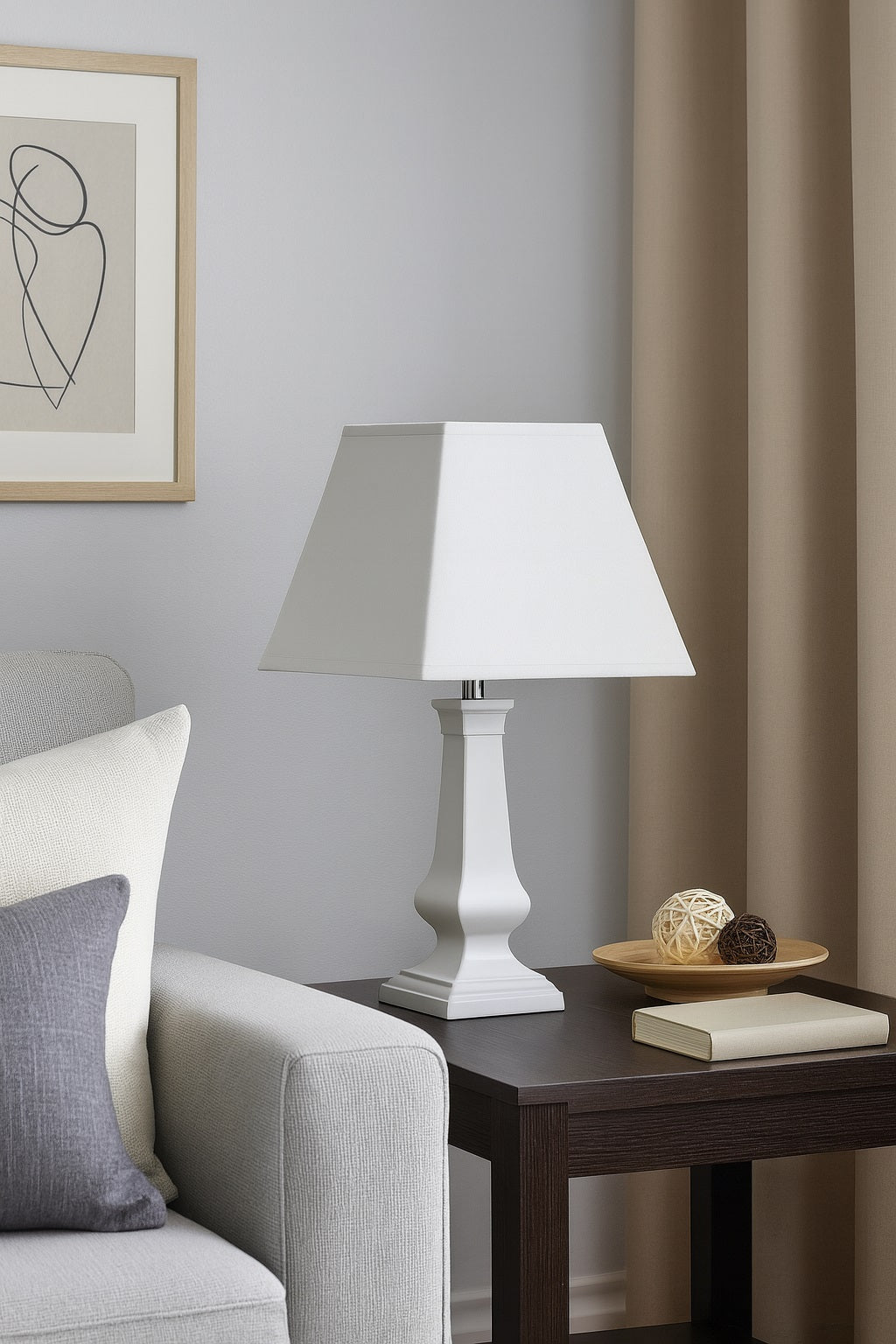 Abat-jour pyramide en lin gris sur lampe de table, style élégant et moderne, déco salon contemporain