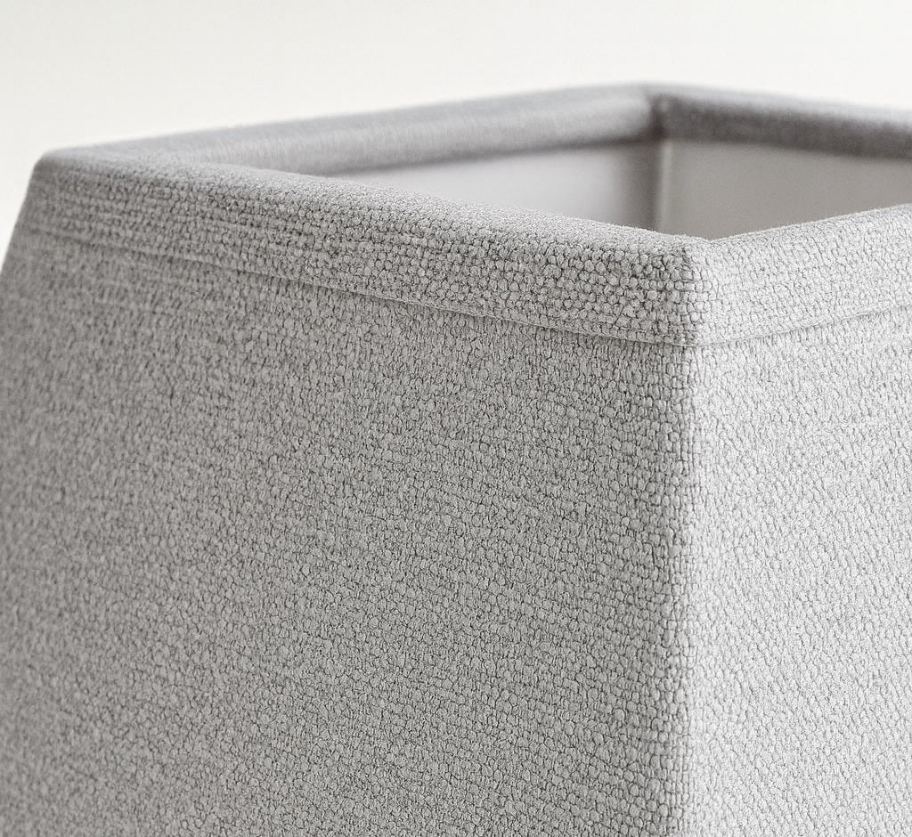 Zoom texture lin gris sur abat-jour pyramide, tissu raffiné et élégant pour décoration intérieure