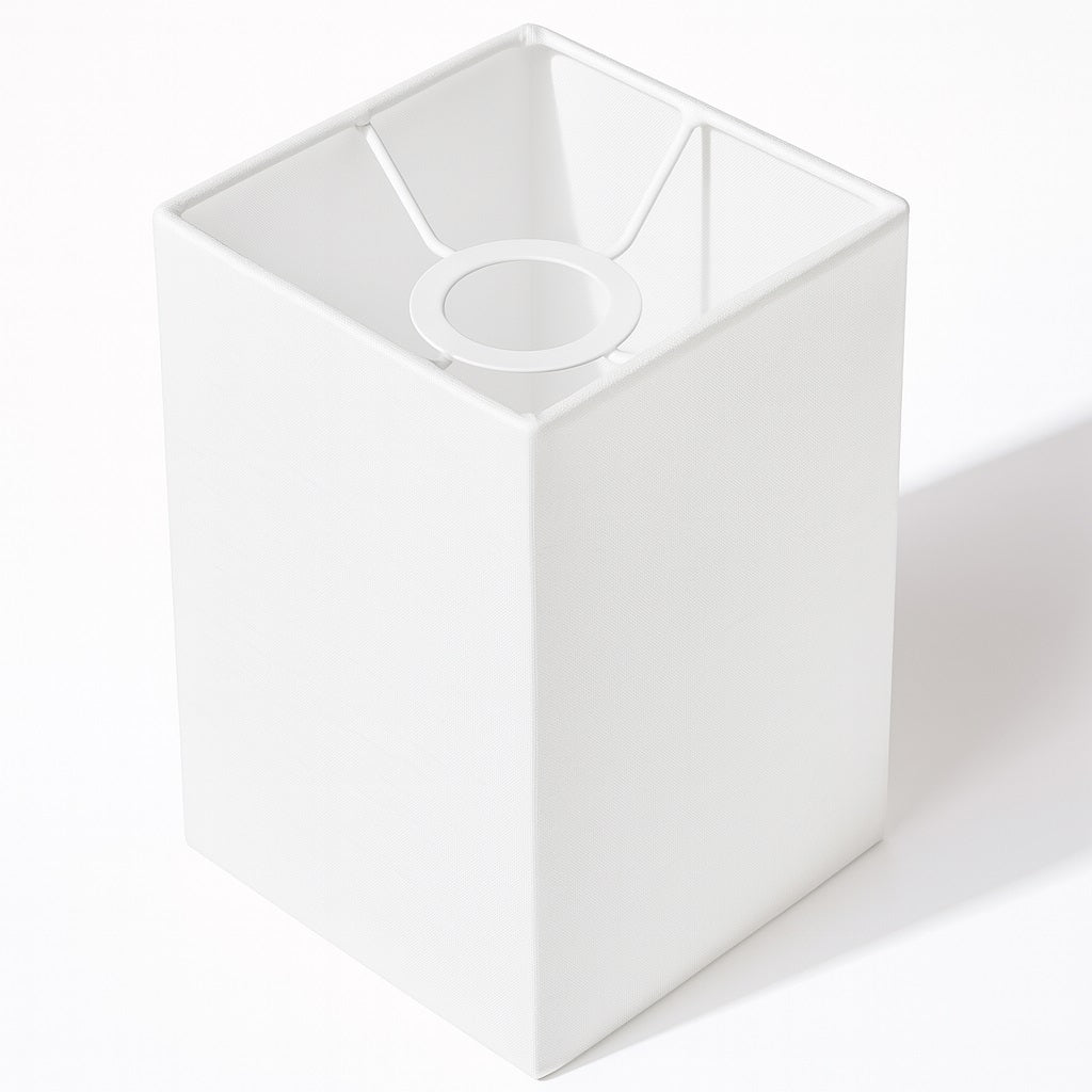 Abat-jour blanc rectangulaire en tissu glacé, structure intérieure blanche, finition sobre et minimaliste.