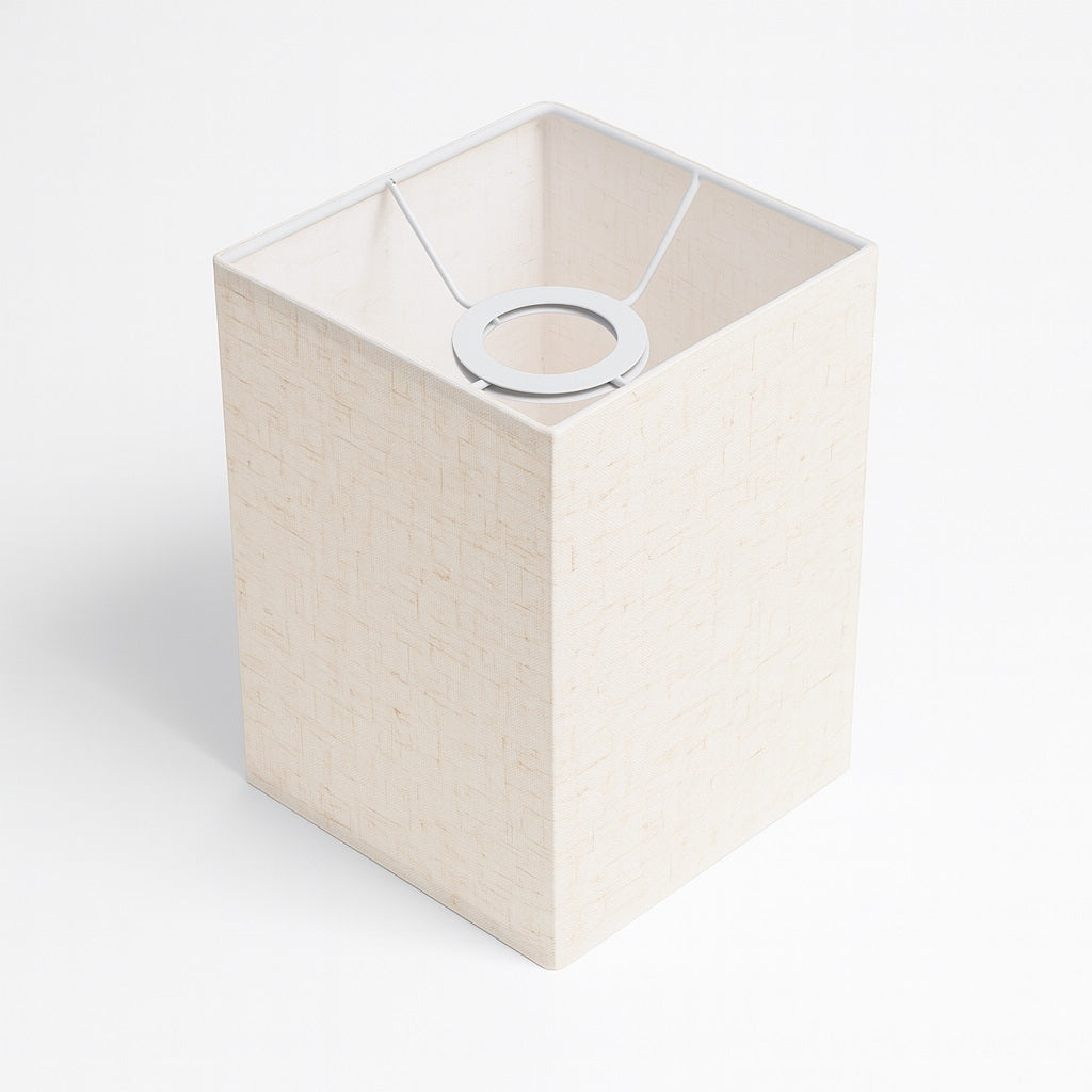 Abat-jour rectangulaire en tissu ivoire texturé, avec armature blanche, design sobre et naturel.