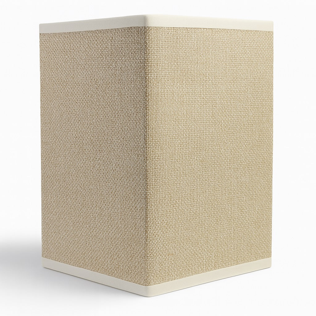 Abat-jour rectangulaire en tissu sable, finition texturée et élégante avec bordures claires.