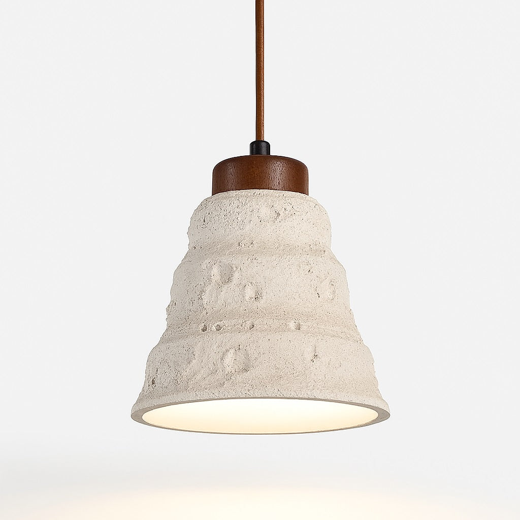 Suspension en ciment et bois avec abat-jour texturé effet pierre, design brut et lumière douce, douille E27 incluse.