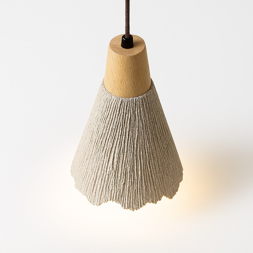 Suspension Trunco en ciment nervuré et bois clair, abat-jour conique au design brut et organique, lumière chaleureuse vers le bas.