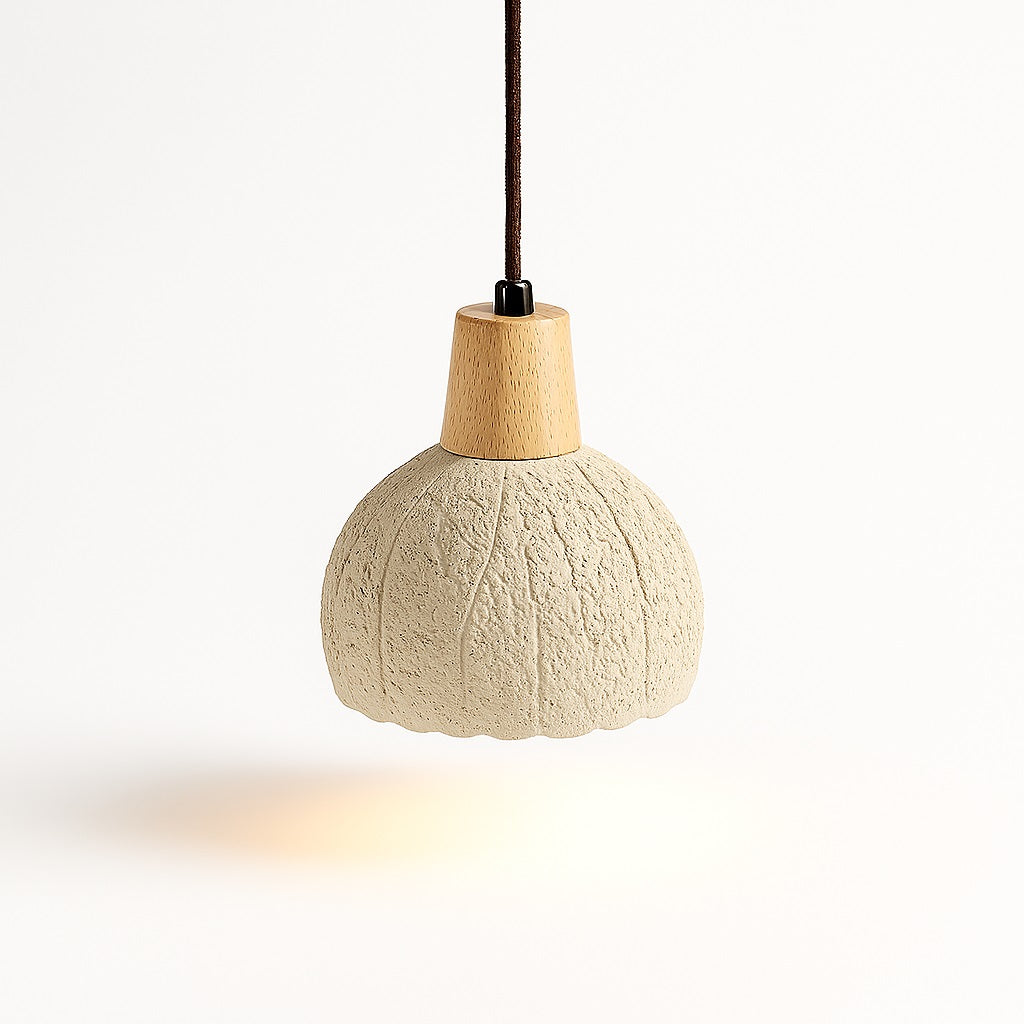 Lampe suspension Calypta en ciment brut et bois clair, texture nervurée, lumière chaleureuse vers le bas, style organique.