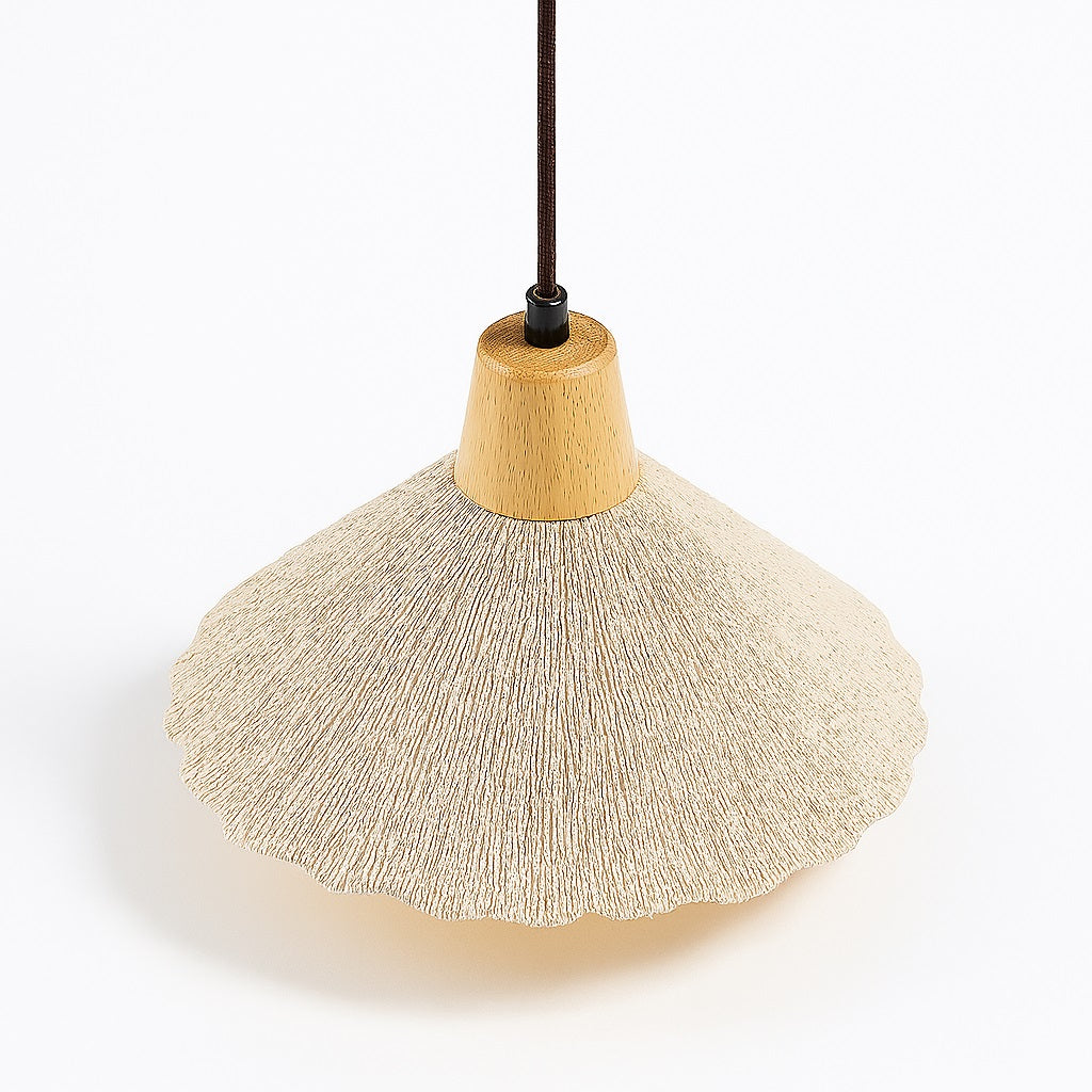 Lampe suspension Florica en ciment nervuré et bois clair, forme florale large, lumière chaleureuse et style organique.