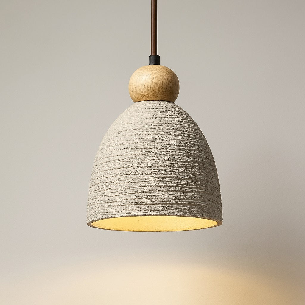 Abat-jour suspension en ciment strié et bois clair, design brut et naturel, lumière douce pour cuisine ou salle à manger.