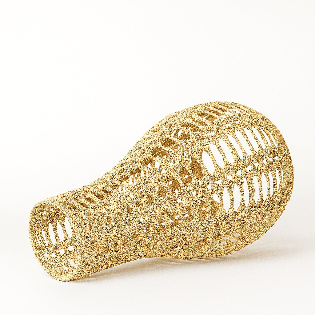 Abat-jour suspension en corde raphia tressée, vue couchée, forme bouteille, ajourée, style bohème naturel.