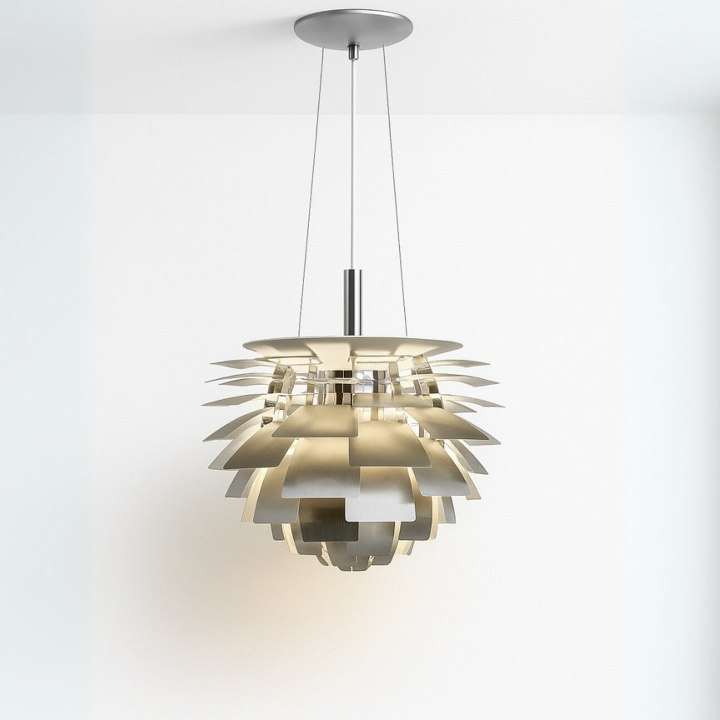 Suspension design en métal brossé effet artichaut, fixée au plafond par câble et rosace ronde, éclairage fort et élégant