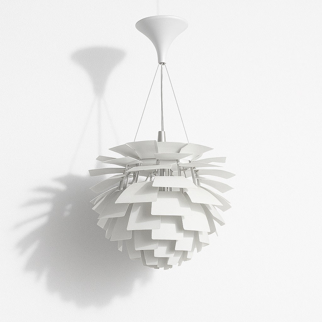Suspension design blanche en métal à lamelles superposées, fixée au plafond avec câble et cône, ombre projetée sur le mur.