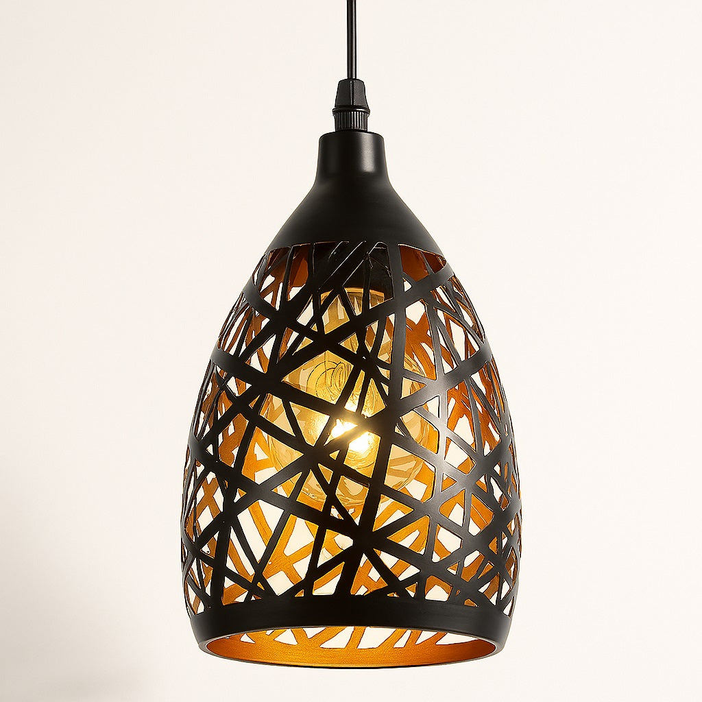 Suspension abat-jour en métal noir ajouré effet entrelacs, intérieur doré, pour lampe design et chaleureuse.