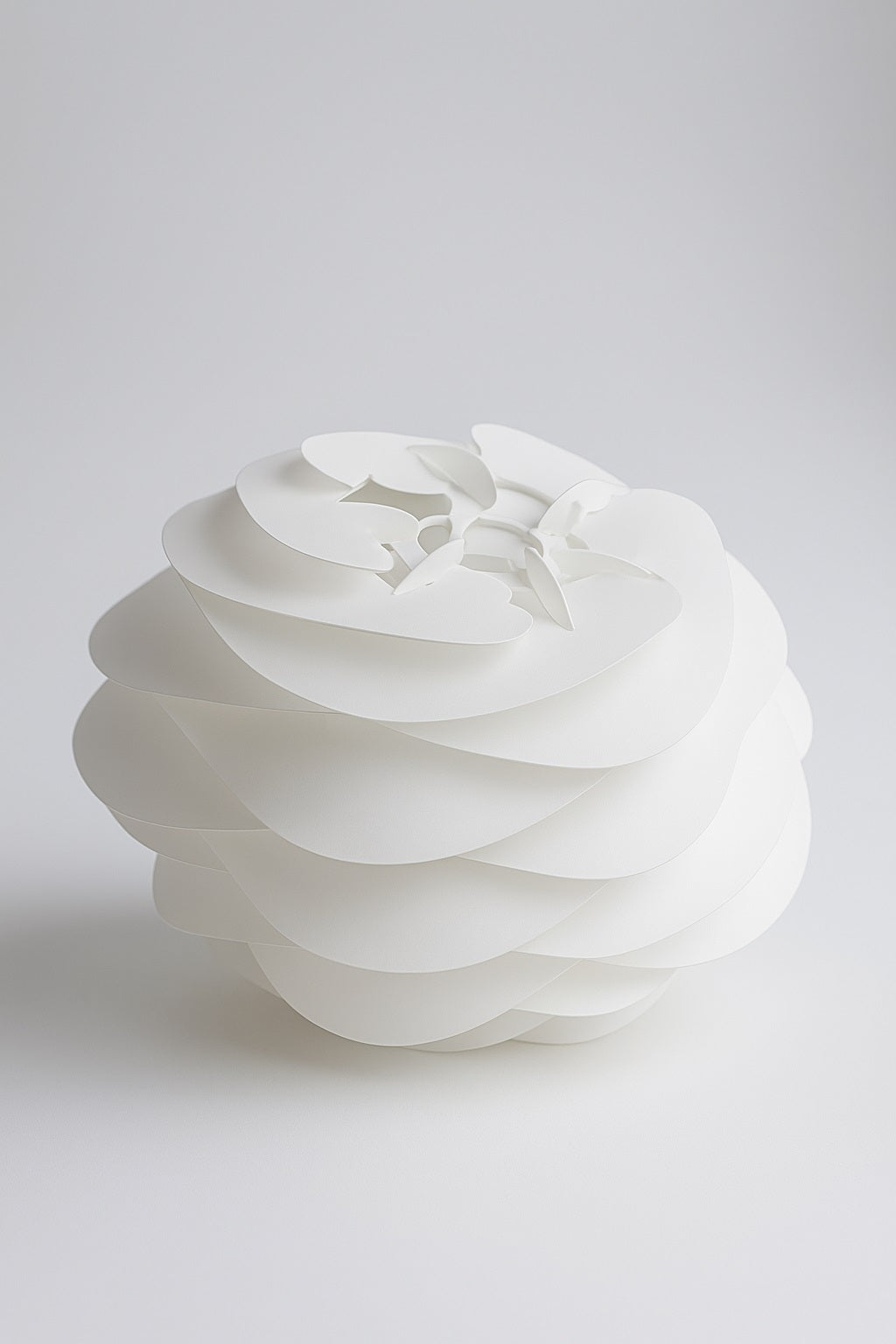 Abat-jour blanc design en forme de fleur, structure ajourée en plastique souple, posé au sol – Monsieur Abat-Jour.