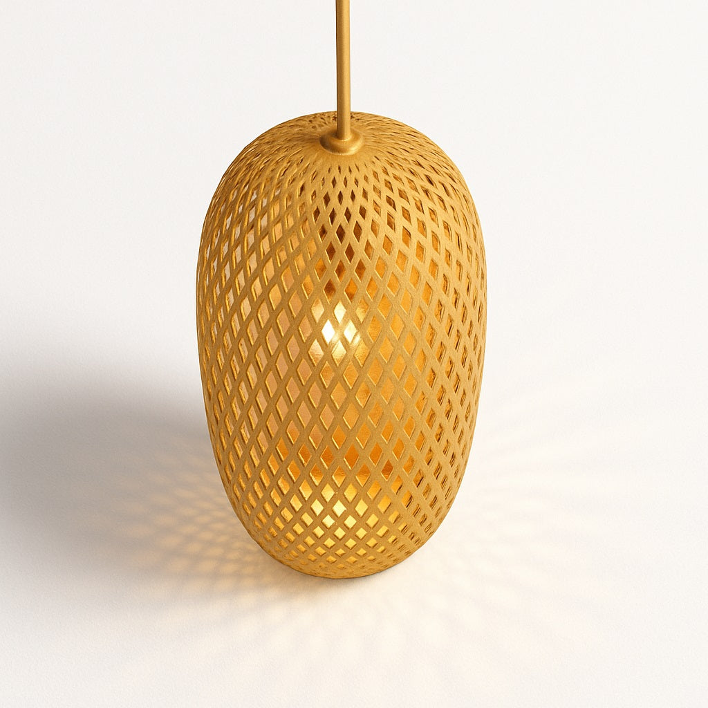 Lampe suspension en rotin ajouré de forme allongée, lumière chaude avec ombres graphiques projetées sur fond blanc