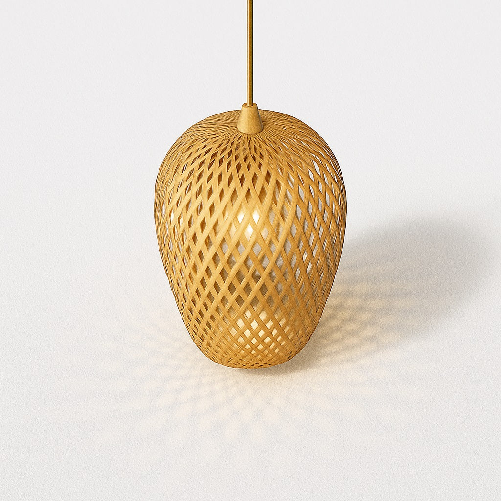 Suspension en rotin ajouré vue du dessus, diffusant une lumière chaude avec ombres graphiques sur fond blanc lisse
