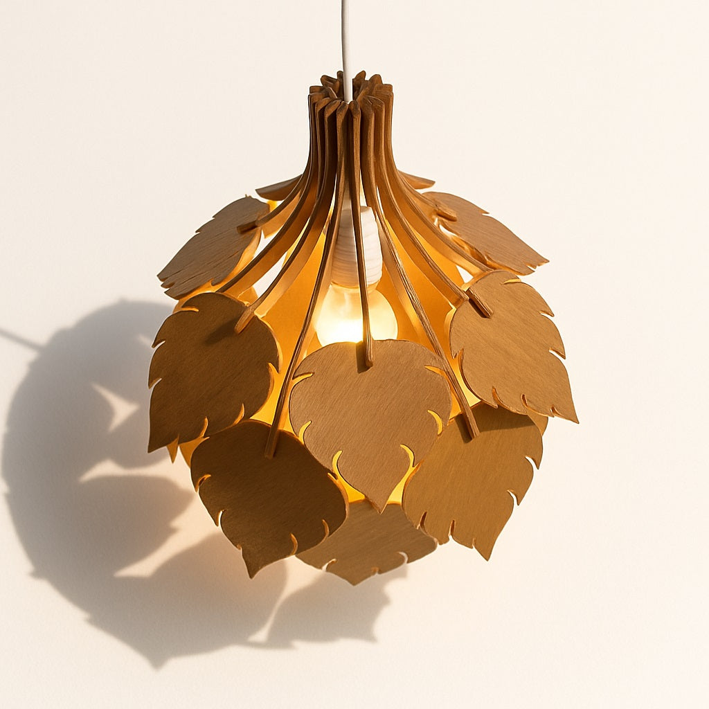 Suspension en bois en forme de feuilles vue en plongée, diffusant une lumière chaude et projetant des ombres organiques