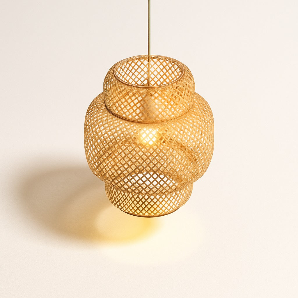 Suspension en rotin naturel Lanko avec tressage ajouré et forme organique, lumière diffusée sur fond blanc.