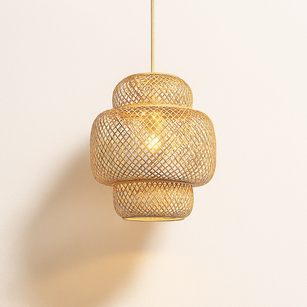 Abat-jour en rotin naturel Lanko, forme sculptée ajourée, diffuse une lumière douce et décorative, disponible en 4 tailles.