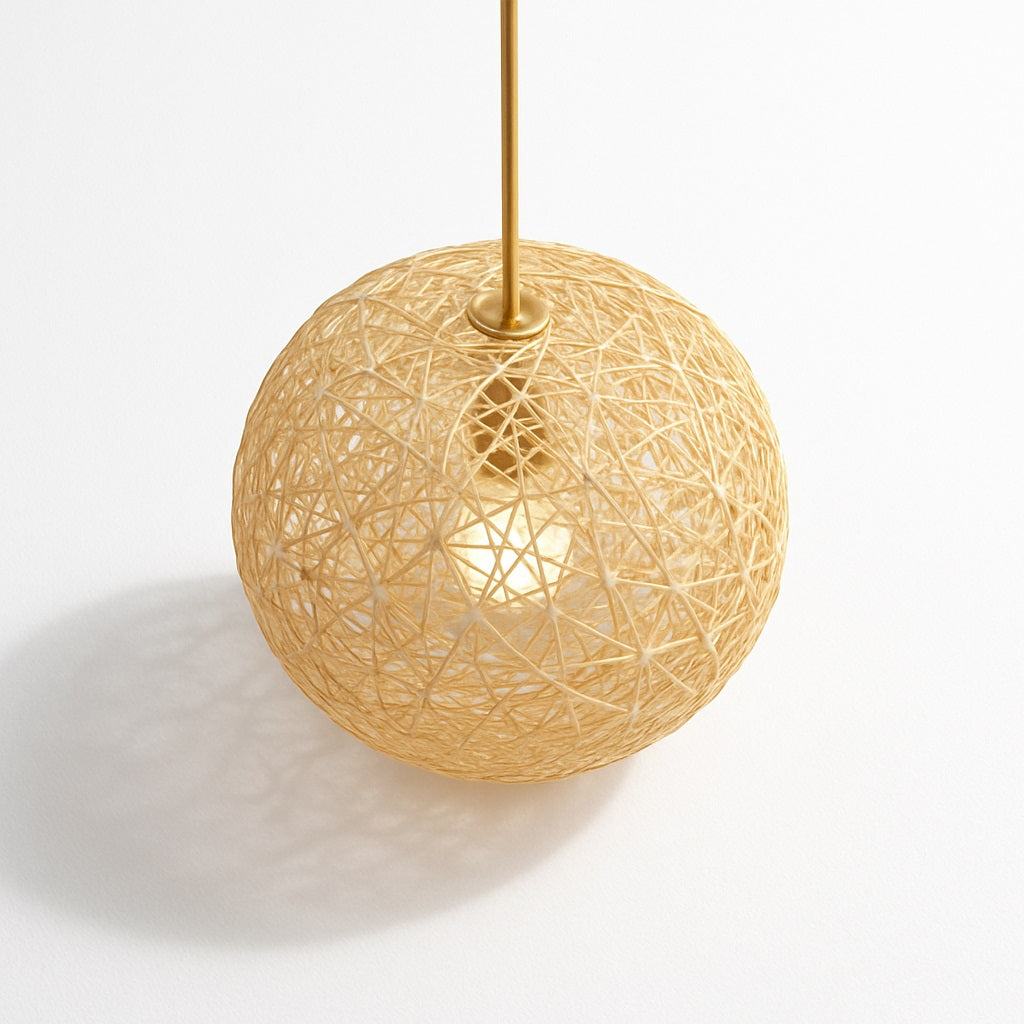 Lampe suspension ronde en rotin naturel vue du dessus, tressage délicat et ombre portée douce sur fond blanc.