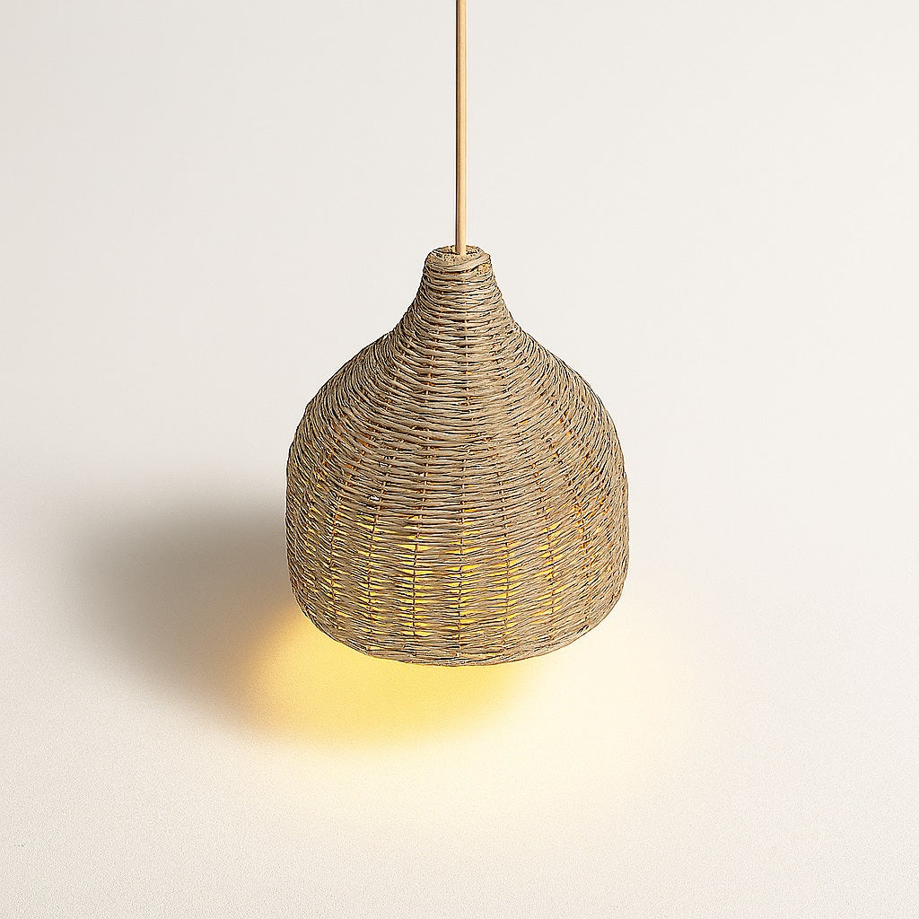 Suspension en rotin naturel vue du dessus, diffusant une lumière chaude sur fond blanc épuré en ambiance studio