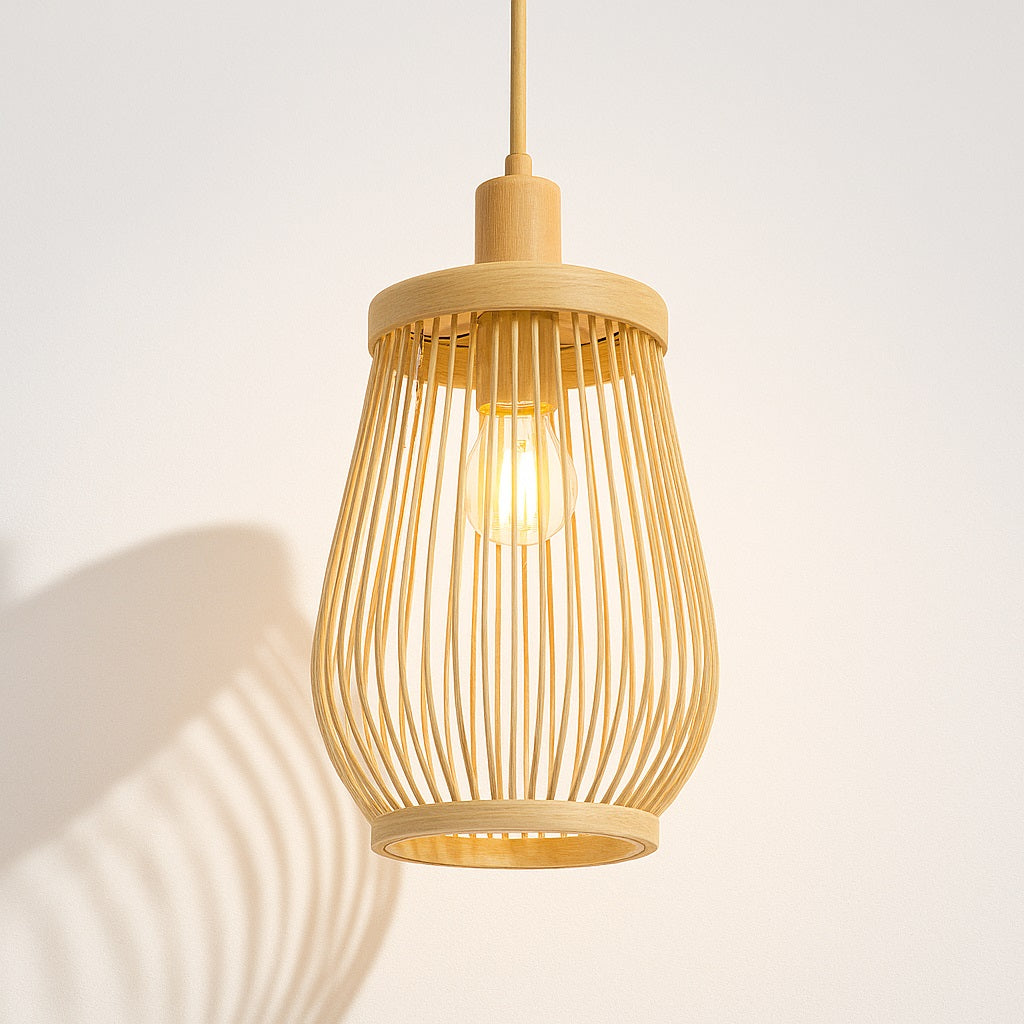 Suspension en rotin naturel Ona, forme goutte ajourée laissant passer la lumière, pour une ambiance douce et graphique.