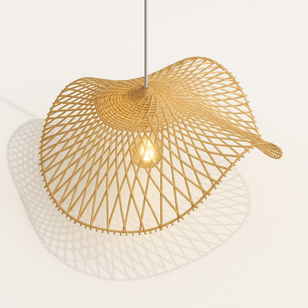 Suspension en rotin ondulé vue du dessous, design organique et ajouré, lumière douce projetée sur fond clair.