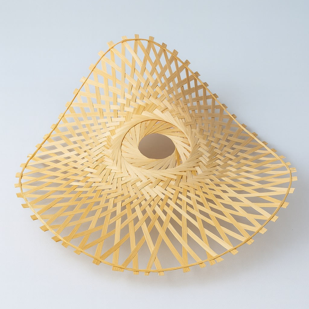 Suspension rotin ondulée avec abat-jour ajouré, luminaire artisanal au style naturel et élégant.
