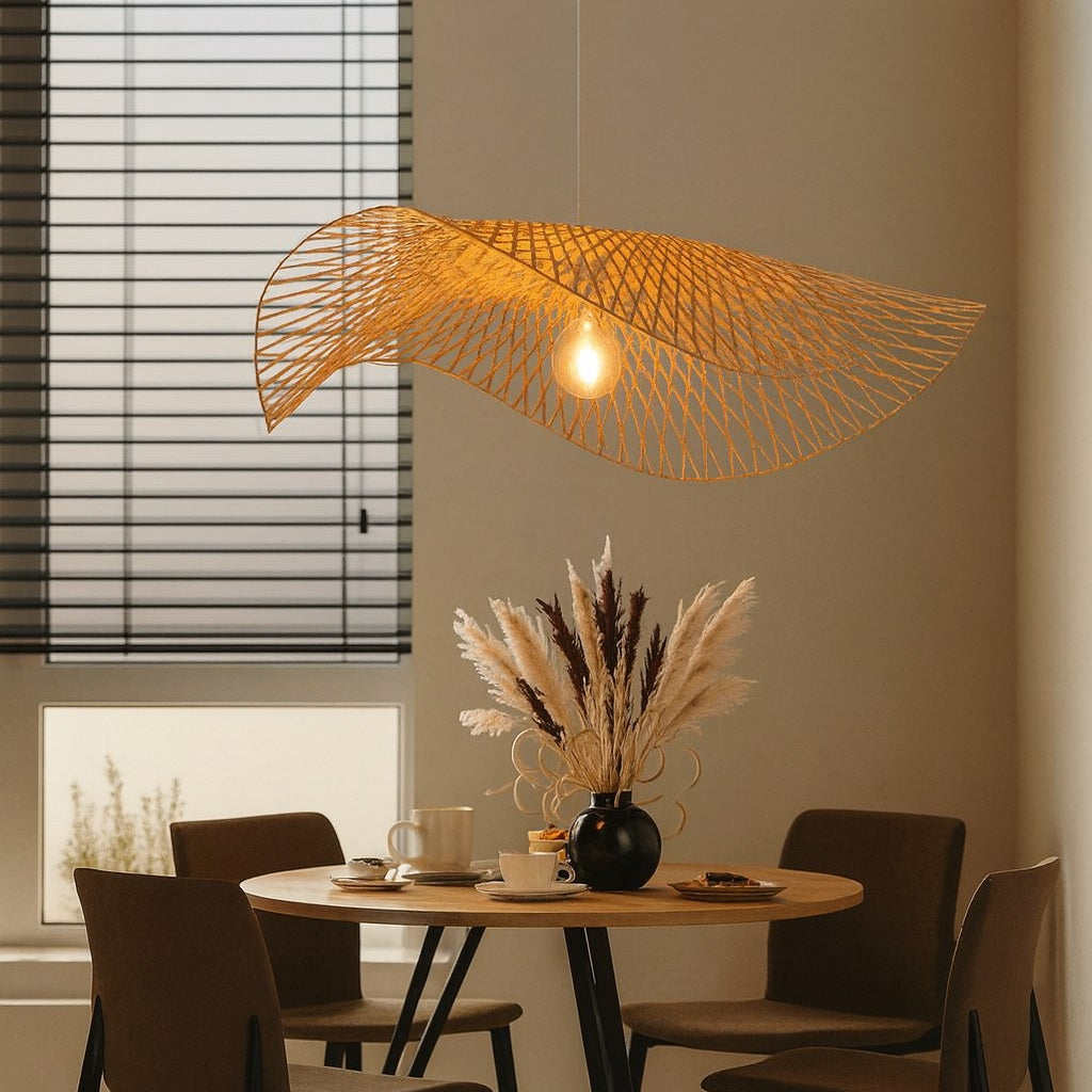 Abat-jour en rotin pour suspension design, tressage ajouré aux formes ondulées et lumière douce.