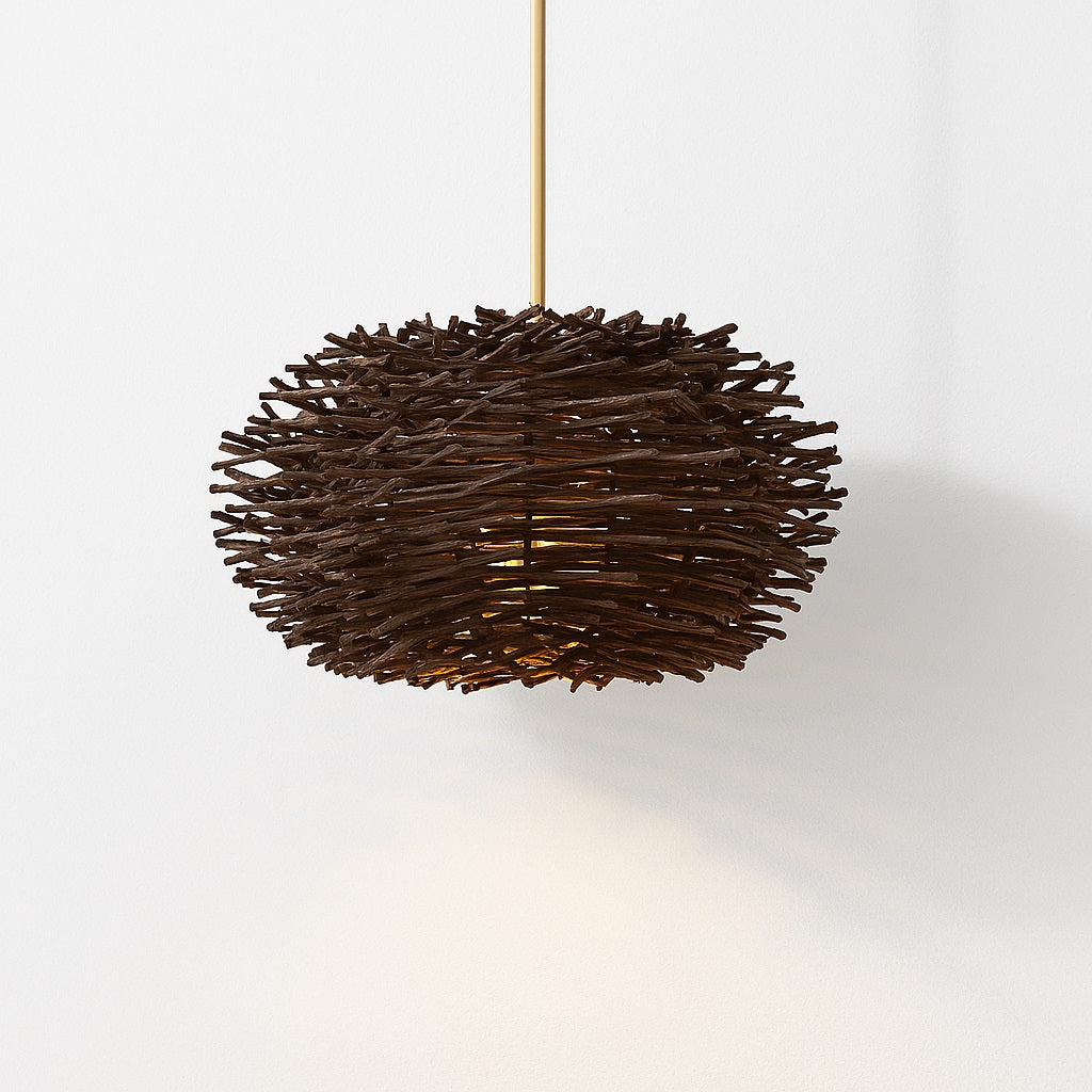 Abat-jour suspension en rotin brun foncé au tressage sculptural, lumière tamisée et ambiance chaleureuse naturelle.