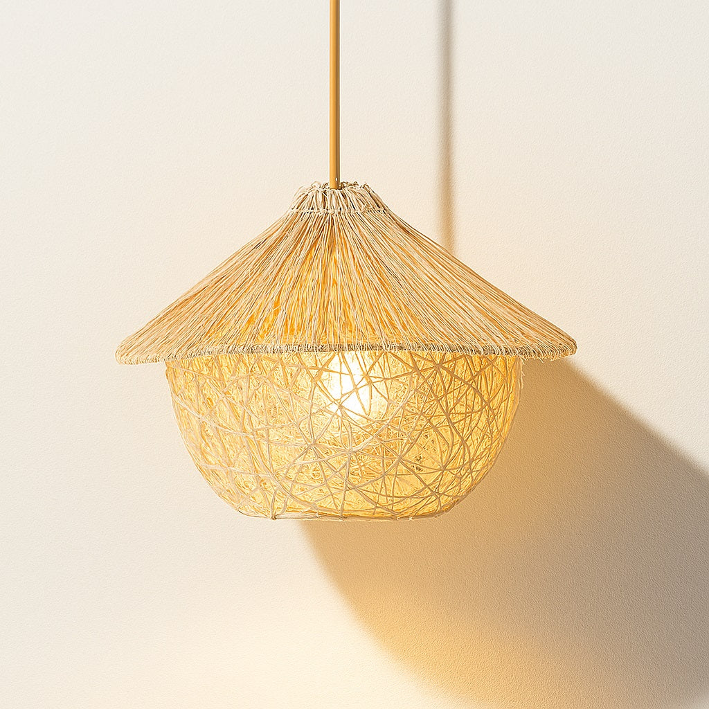 Suspension rotin Tiki en forme de chapeau, tressage dense et lumière chaude pour une ambiance naturelle et chaleureuse.