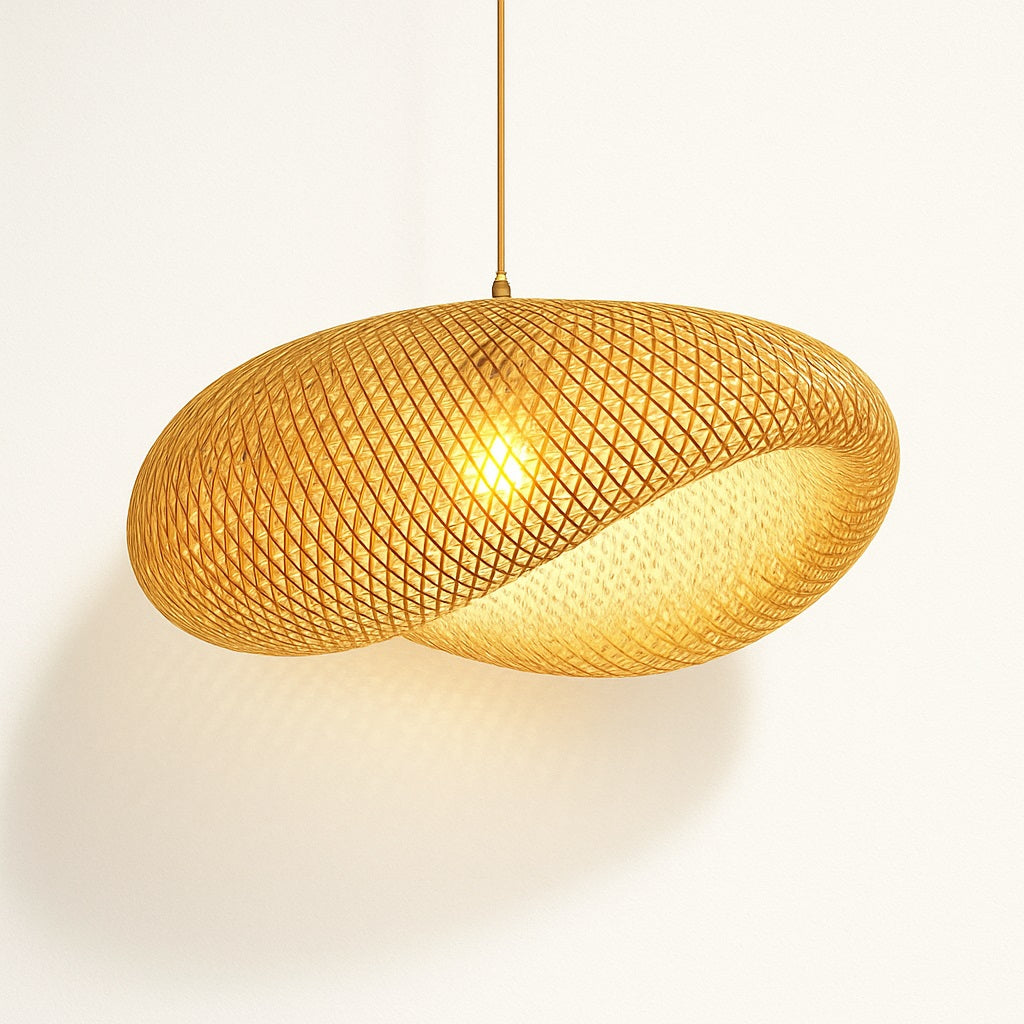 Suspension en rotin sculpté vue du dessus, forme organique ondulée, lumière chaude et ombres géométriques sur fond clair.