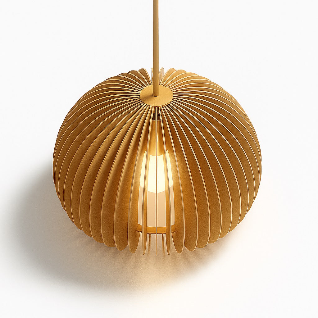 Suspension en rotin naturel vue du dessus, forme sculptée à lamelles verticales, lumière chaude et ombre douce sur fond blanc.