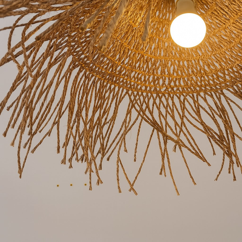 Détail de l’intérieur de la suspension Zaraya, lampe en rotin avec tressage ajouré et lumière chaude.