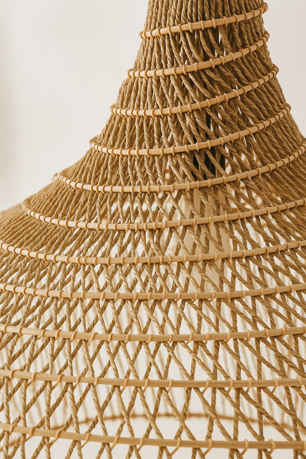 Gros plan sur le tressage du rotin naturel de l’abat-jour Zaraya, travail artisanal au rendu haut de gamme.