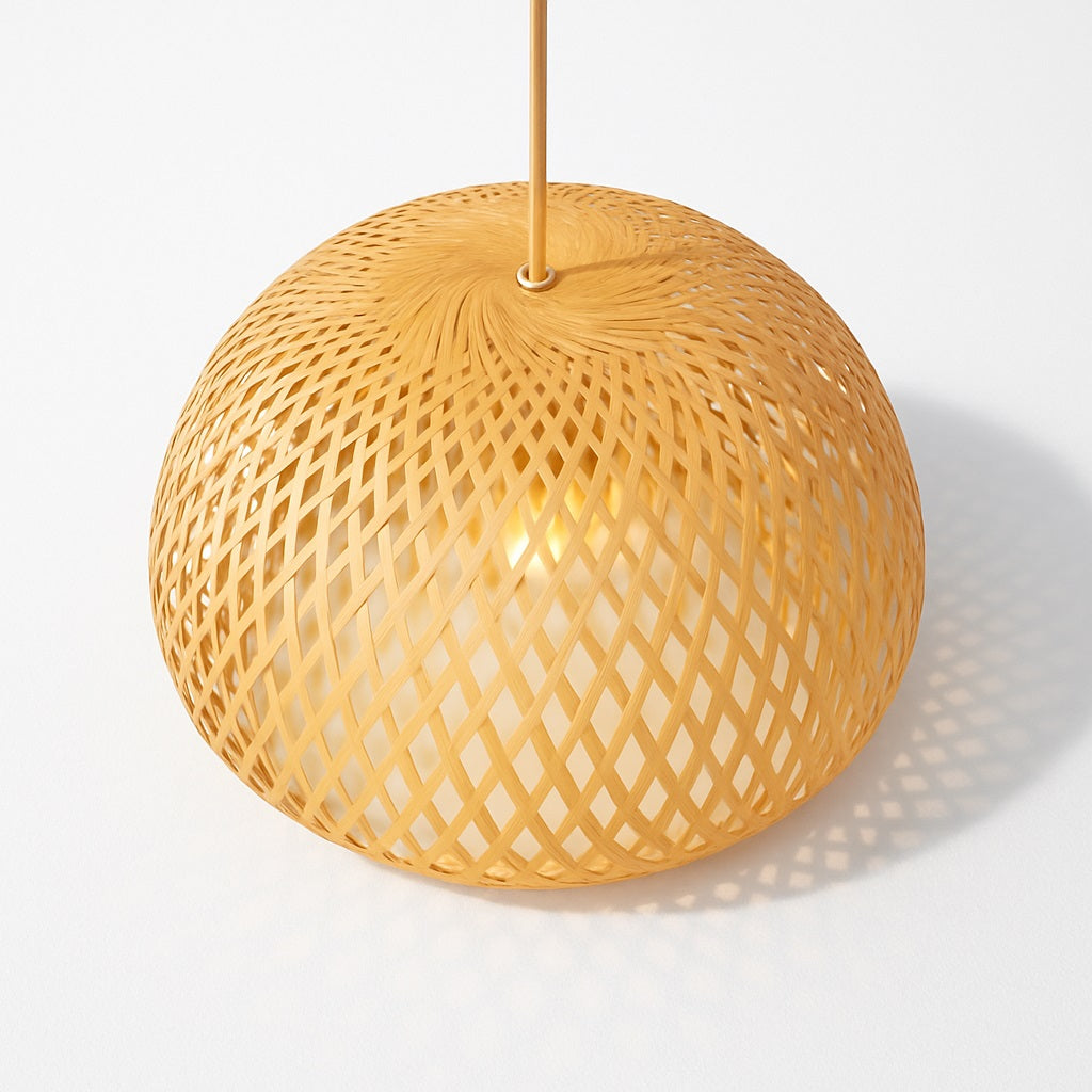 Suspension en rotin tressé vue du dessus, forme demi-sphérique Ø55 cm, lumière douce et ombre graphique sur fond blanc.