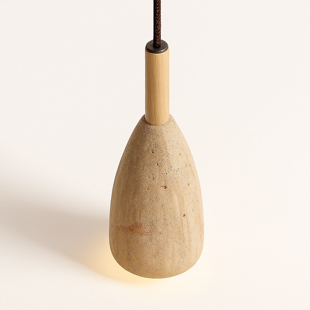Lampe suspension en travertin Alto, forme élancée en pierre naturelle, cordon textile et finition bois.