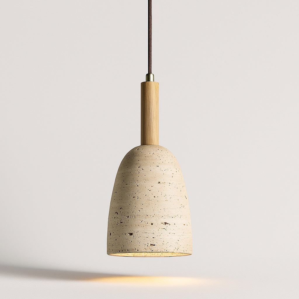 Suspension Bellaro en travertin et bois clair, forme cloche naturelle pour une lumière douce et une décoration minimaliste.