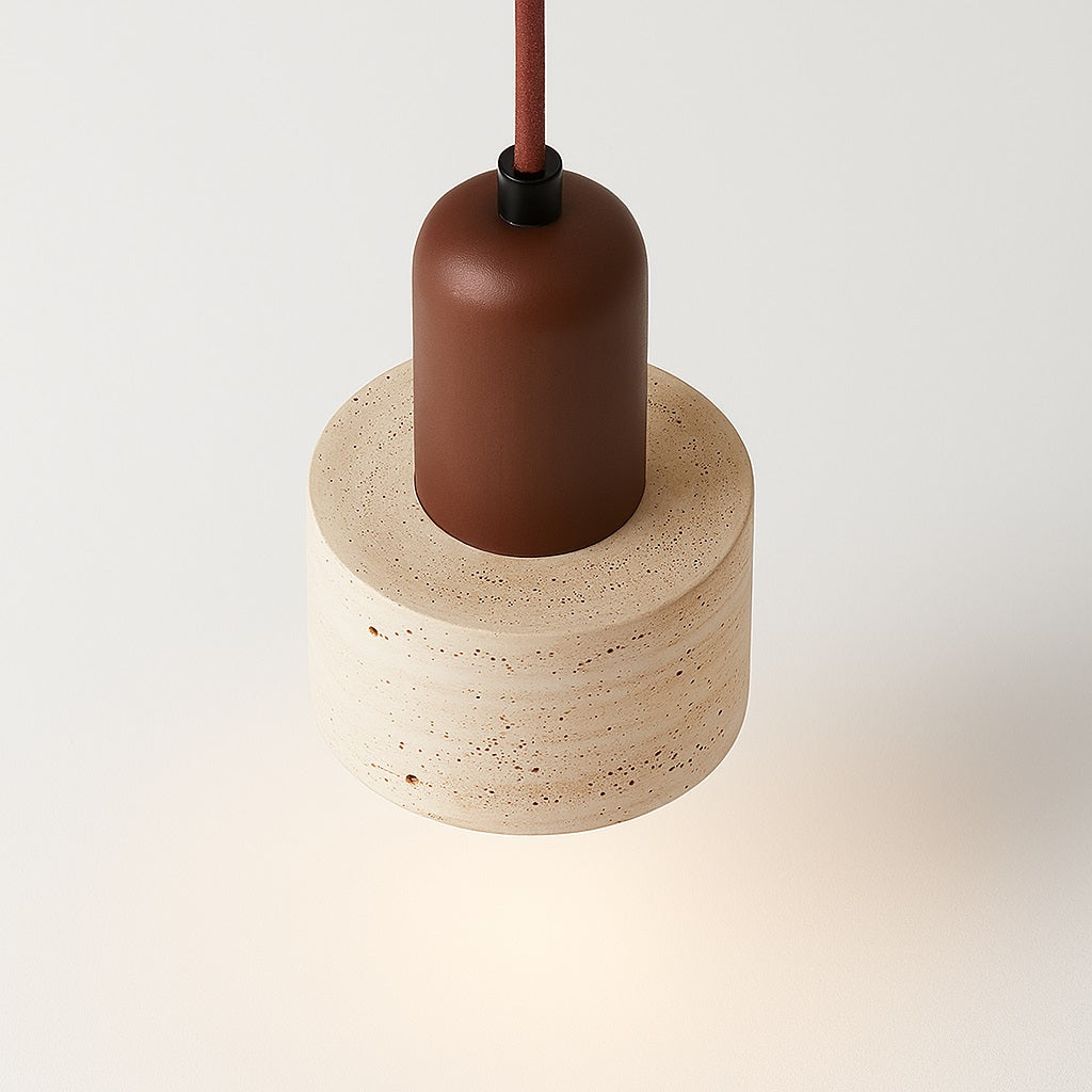 Abat-jour suspension en travertin brut et finition brun mat, design moderne avec douille cylindrique colorée et câble rouge.