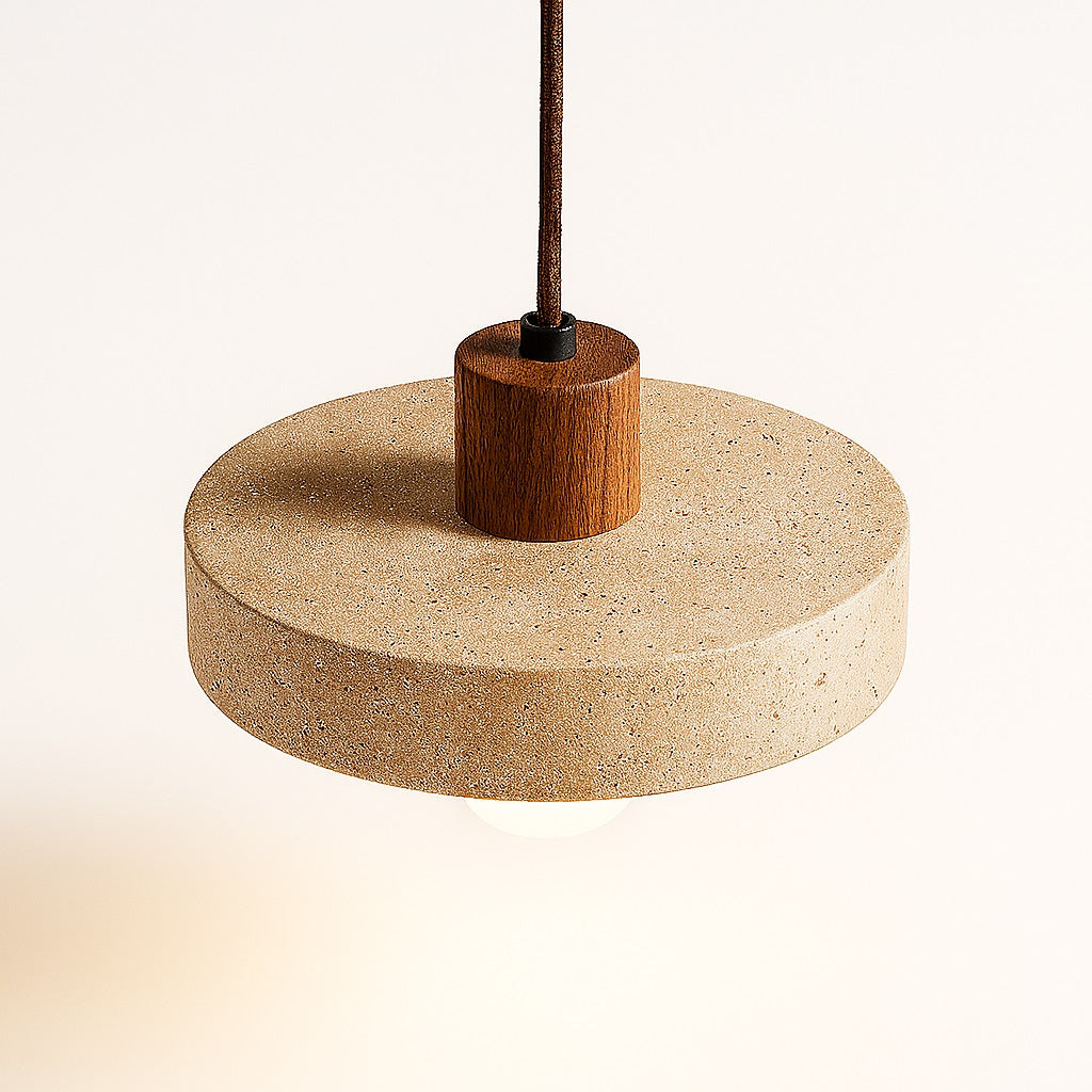 Suspension design Orbito en travertin et bois foncé, style épuré et matériaux naturels pour une déco contemporaine.