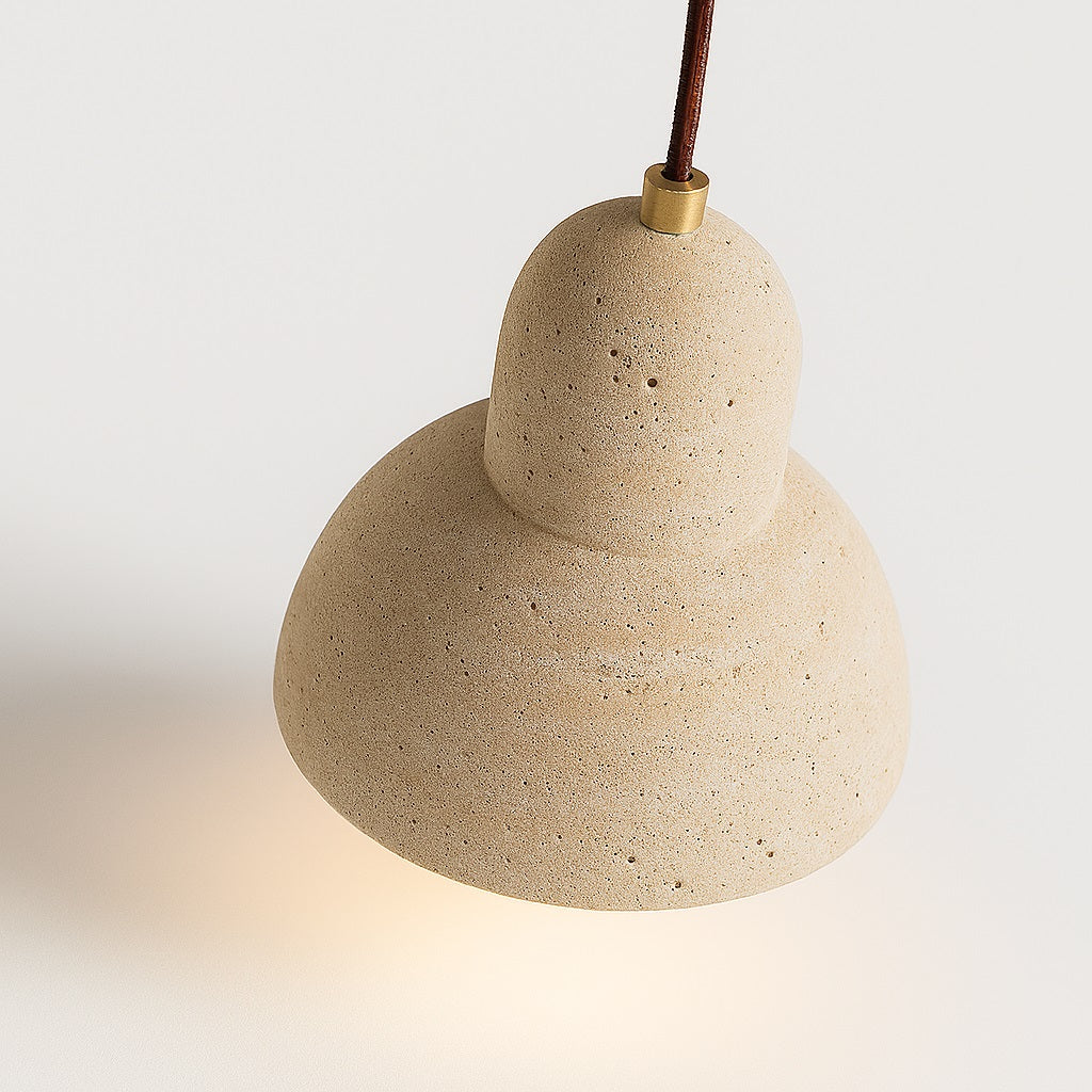 Abat-jour suspension Tivoli en travertin naturel, forme organique arrondie, finition brute et lumière chaleureuse