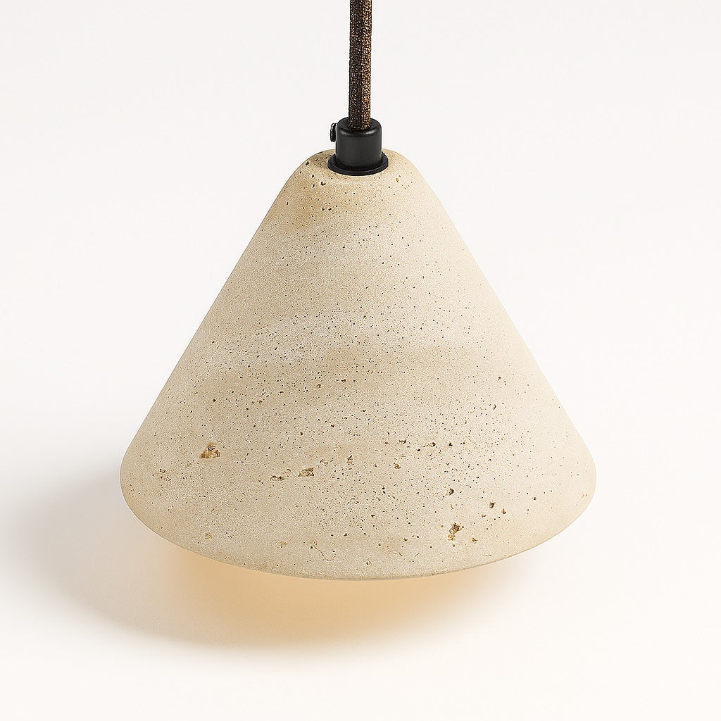 Abat-jour conique en pierre travertin, finition lisse et beige clair, modèle Vulcano.