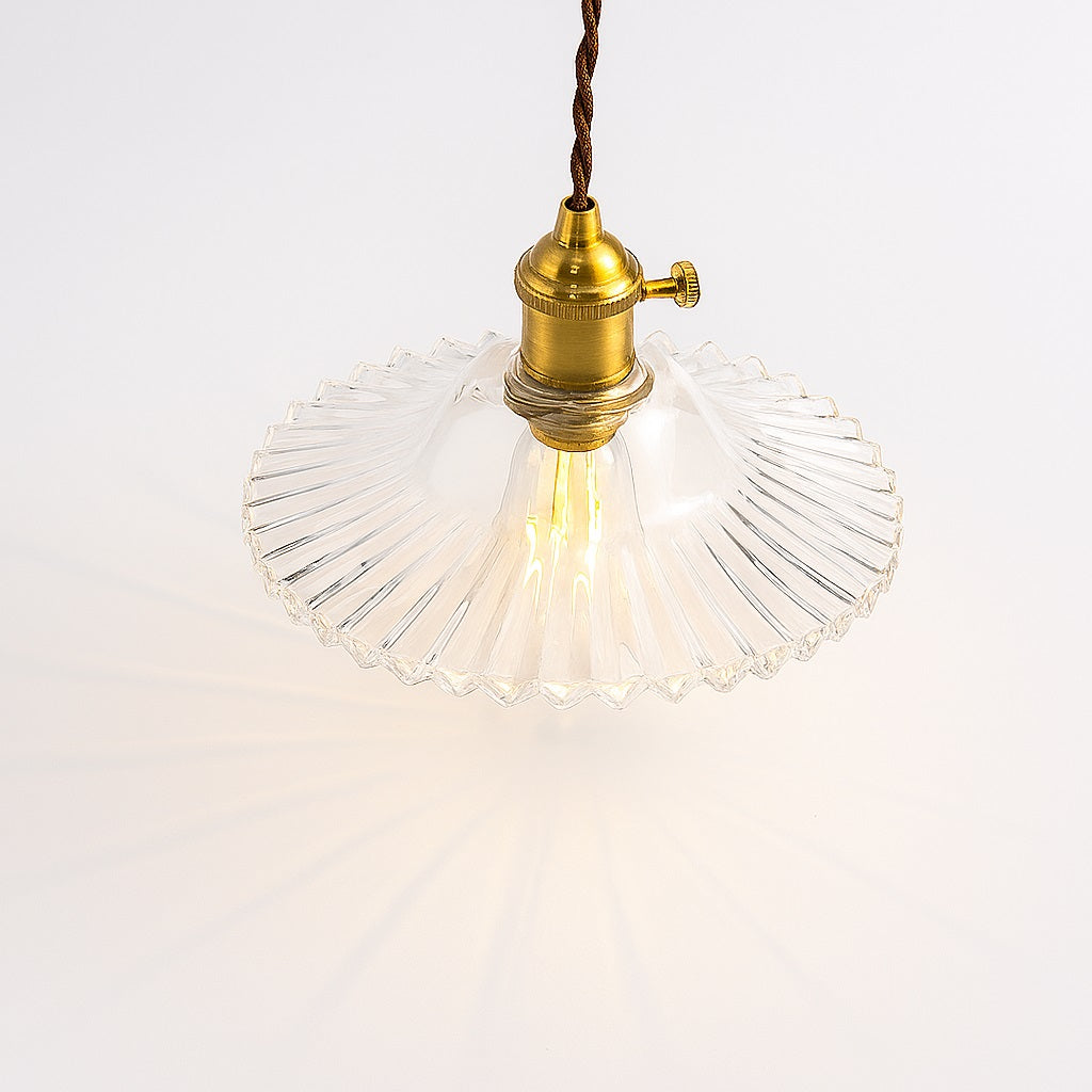 Vue du dessus d’un abat-jour en verre nervuré laissant apparaître un bel effet lumineux rayonnant.