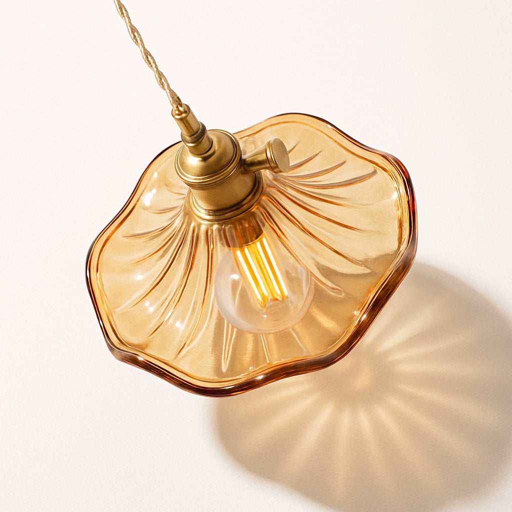 Lampe suspension en verre ambré vue du dessus, abat jour ondulé avec ampoule LED décorative.
