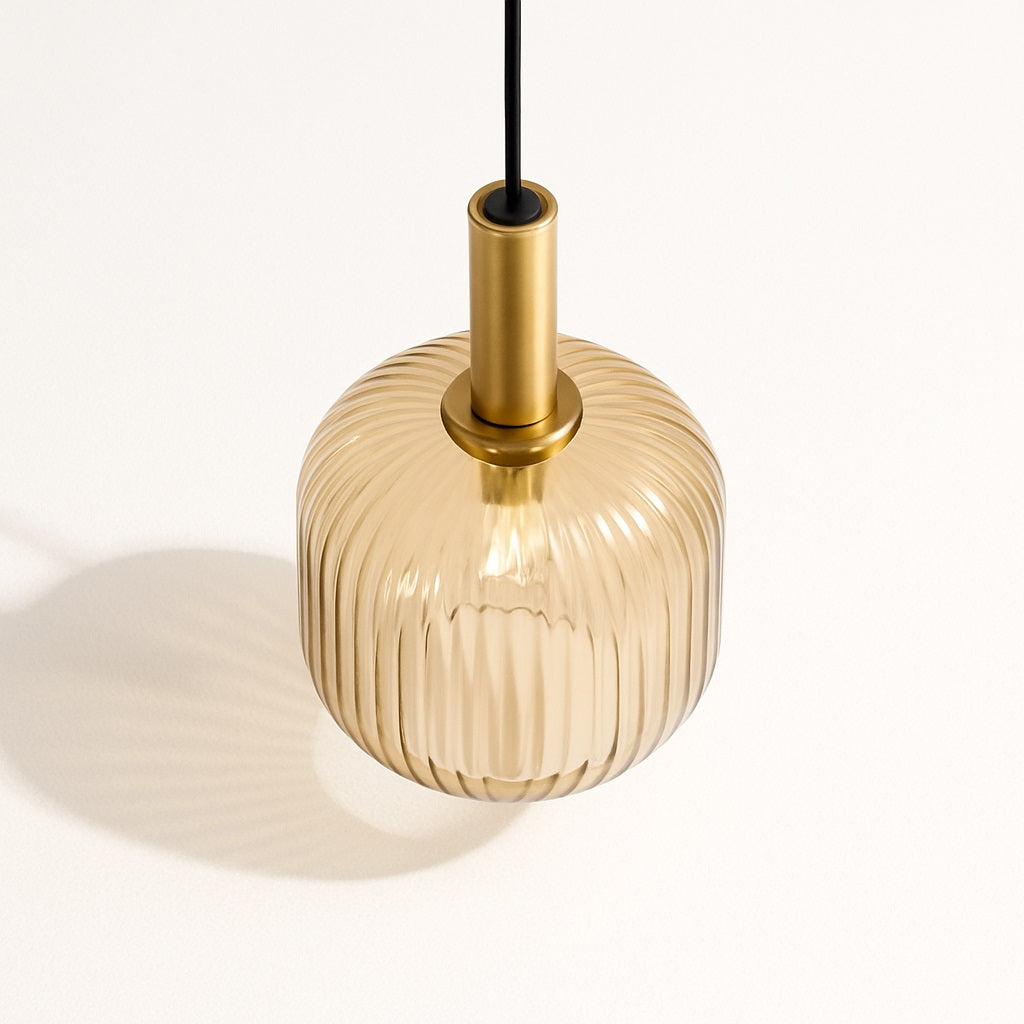 Abat-jour suspension en verre nervuré ambré, douille dorée, vue du dessus avec ombre projetée sur fond blanc.